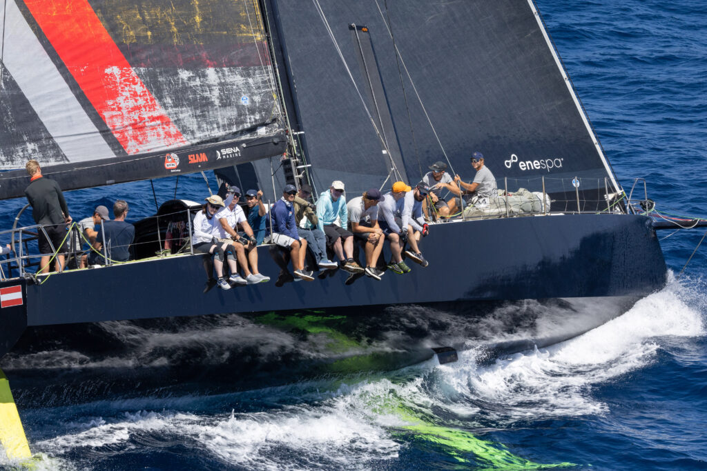 Volvo Ocean 65 - Sisi - crew on rail